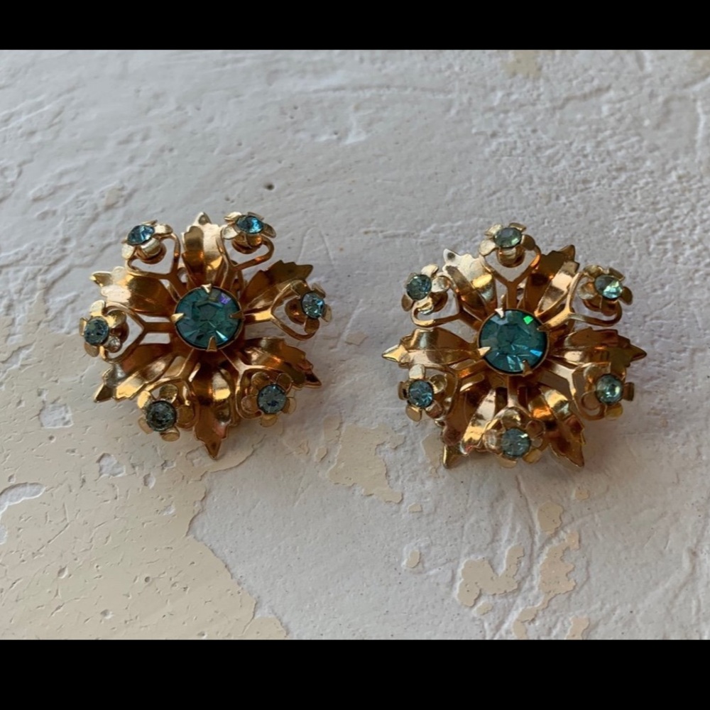 Lovely vintage Cerulean sky blue starburst flower clip-on earrings
